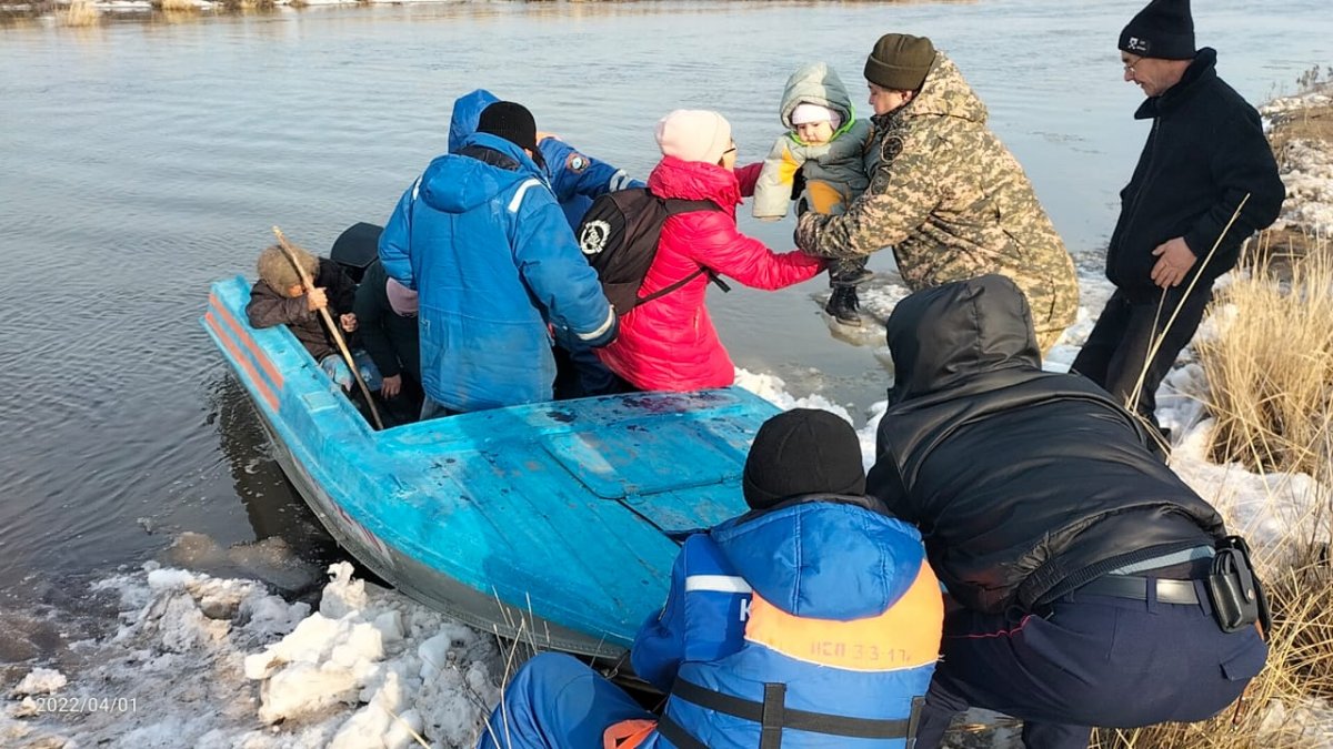 В ЗКО топит дороги и жилые дома