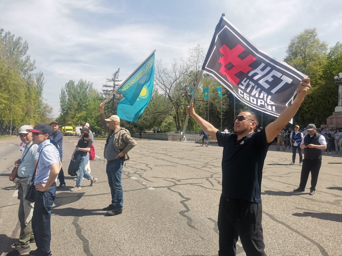 «Это незаконные поборы с народа»: в Алматы прошел митинг против утильсбора