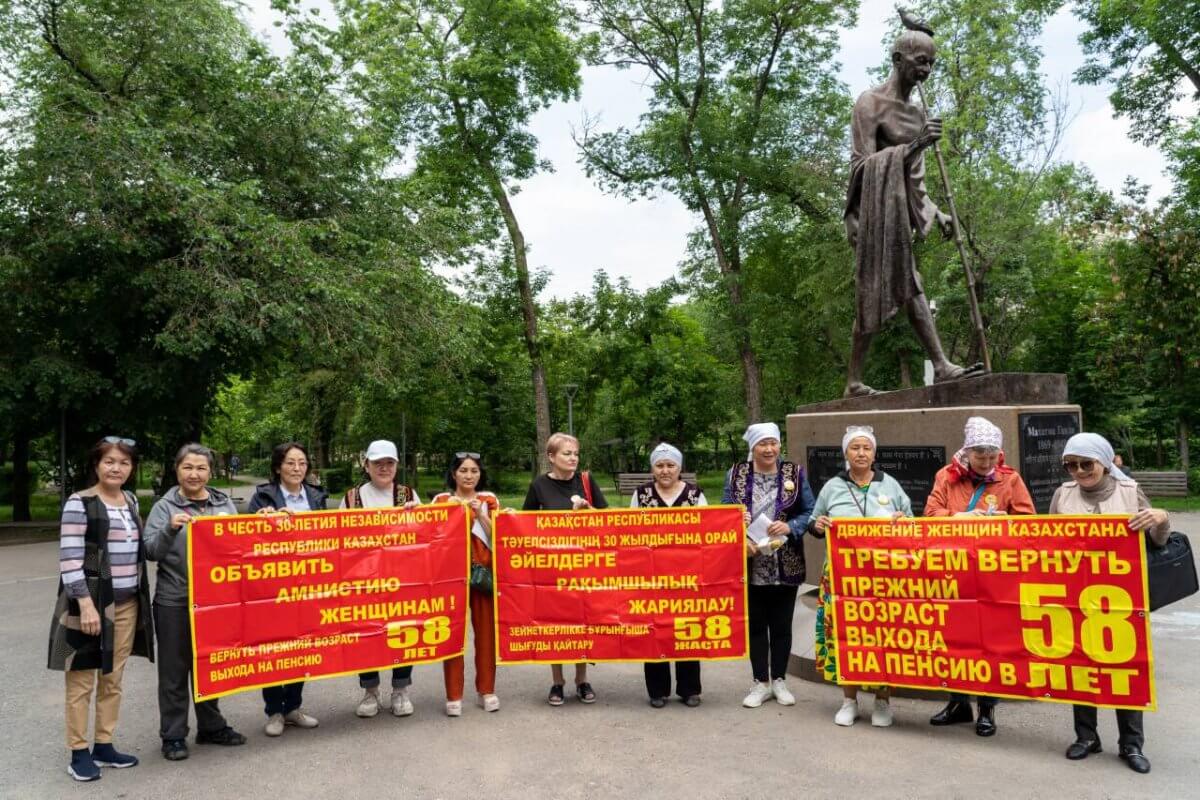 Митинг за снижение пенсионного возраста прошел в Алматы