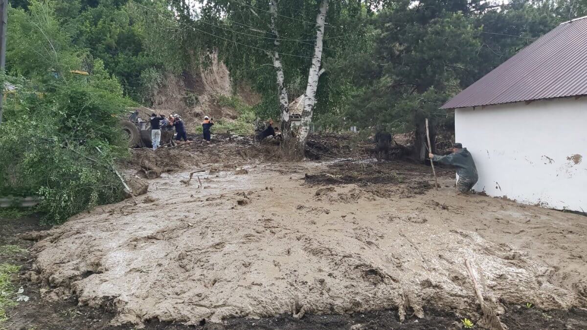 ЧП в Алматинской области: спасатели ищут пятилетнюю девочку