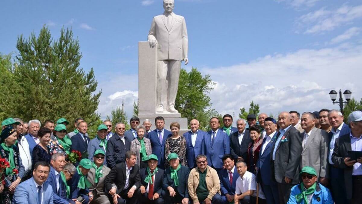 В селе Баканас открыли памятник Динмухамеду Кунаеву