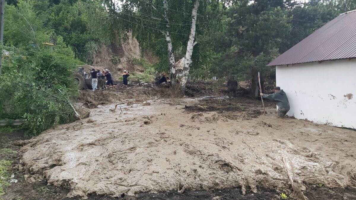 Жители Текели сняли на видео момент схода оползня