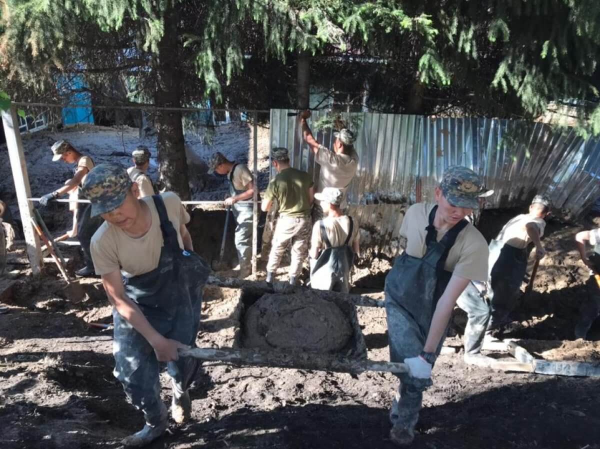 Военнослужащие ликвидируют последствия оползня в Текели