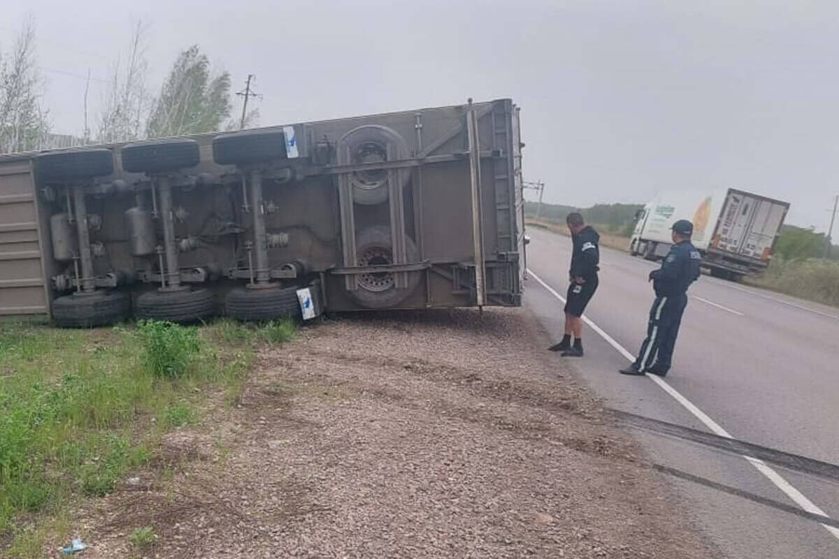 Пять часов доставали из кювета перевернувшуюся фуру с чипсами в СКО