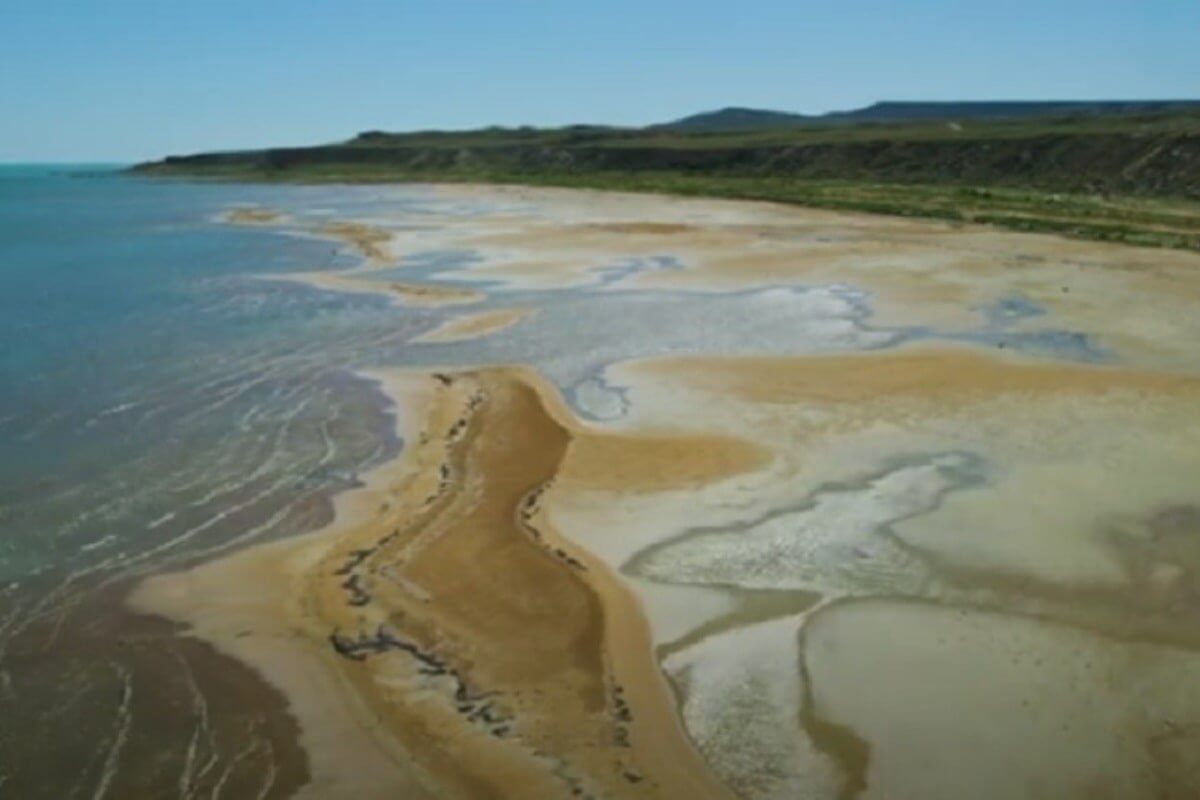 Обмелевшее озеро море в казахстане. Каспийское море мелеет. Каспийское море обмелело. Каспийское море в кз. Азовское море обмелело.