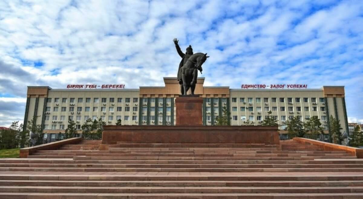 Фото бродячих собак возле акимата в Актобе возмутили казахстанцев