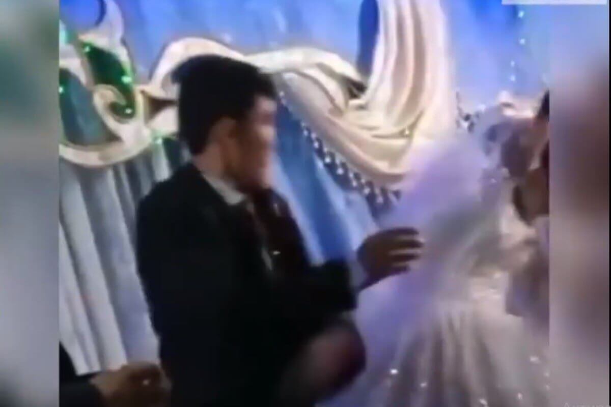 Вчерашний жених. Узбекская свадьба ударил невесту. Жених ударил невесту на свадьбе в Узбекистане. Ударил невесту на свадьбе. Свадьба в Казахстане.