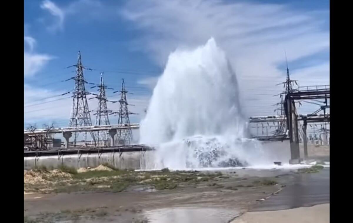 Жителей Актау напугал десятиметровый фонтан морской воды