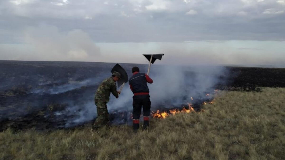 Вертолеты и 280 человек тушат пожар в Карагандинской области