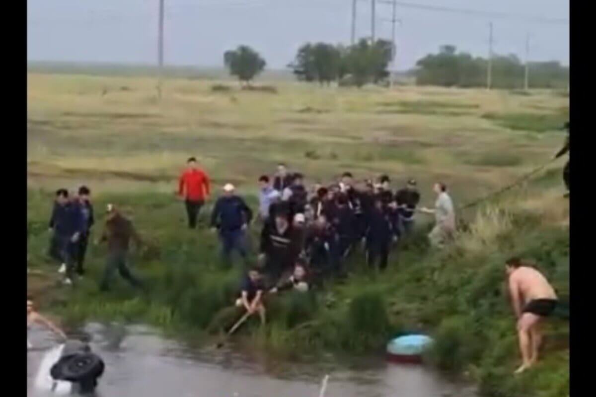 Двое погибли в ДТП близ Караганды: На видео сняли, как люди вытаскивают  авто из воды