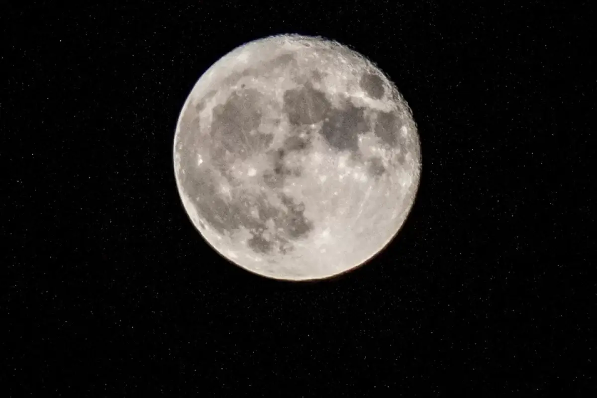 Взошла ли луна. Луна. Луна близко. Полная Луна. Фото Луны.