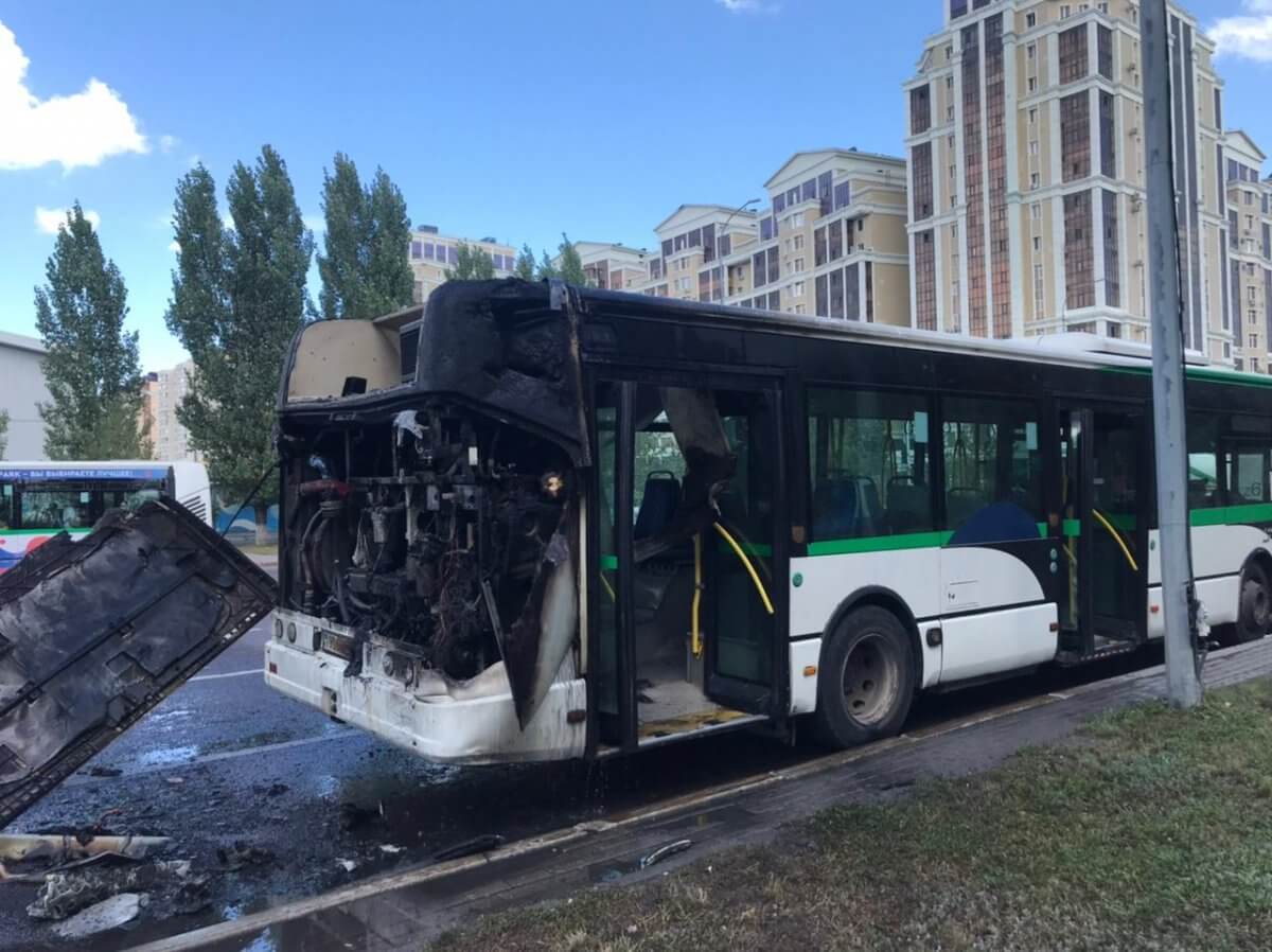 Пассажирский автобус загорелся на левобережье столицы