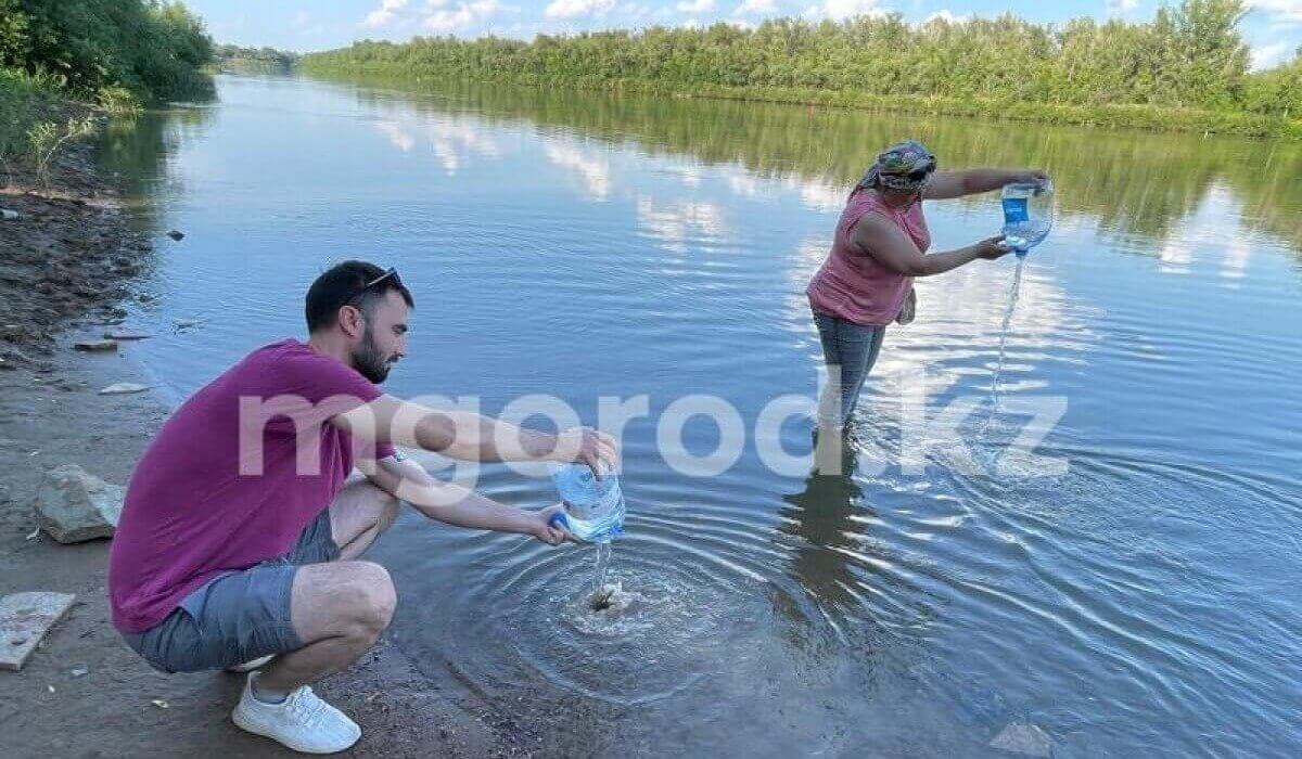 «Живи Урал»: местные жители наполнили водой обмелевшую реку