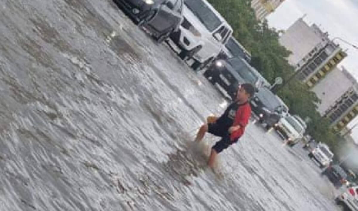 Движение на улице в Актау остановилось из-за мальчика, потерявшего обувь