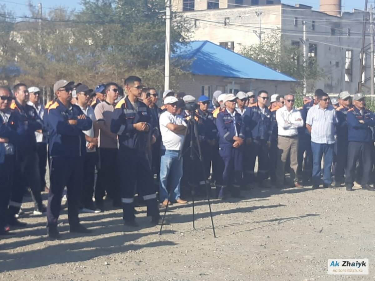 Работники электросетей второй день митингуют в Кульсары