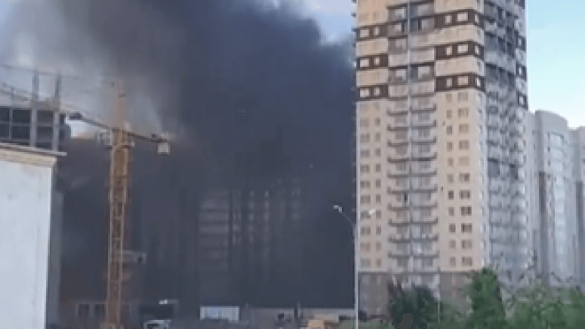 Крупный пожар в столичном ЖК сняли на видео астанчане