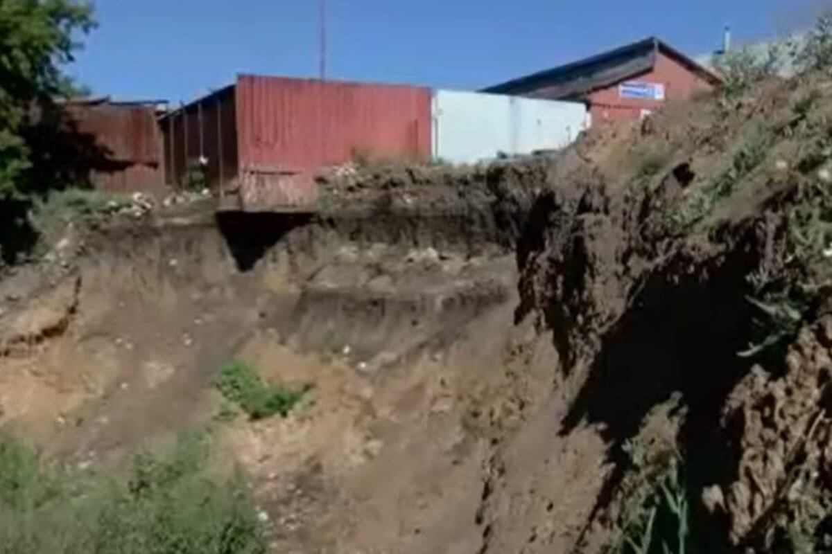 Обрушиться в овраг могут несколько домов в Петропавловске