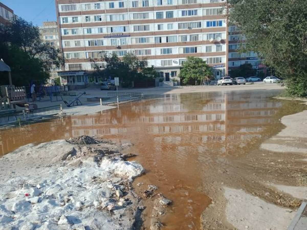 Улицы Актау залило водой из канализации