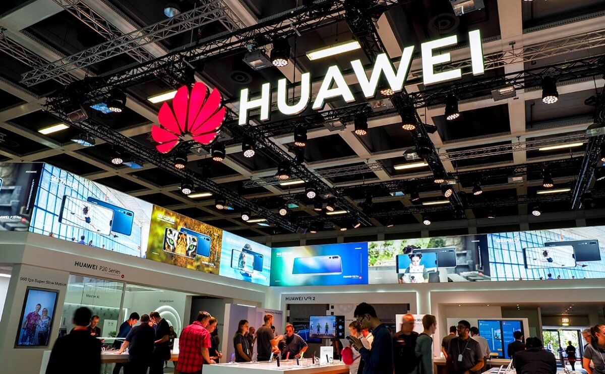 Huawei переводит сотрудников из России в Казахстан