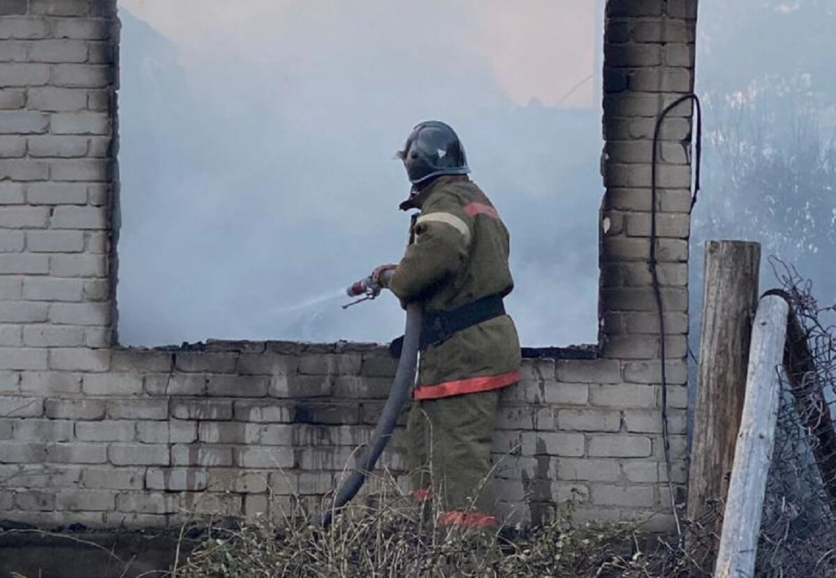 Еще одно село эвакуируют в Костанайской области из-за пожара