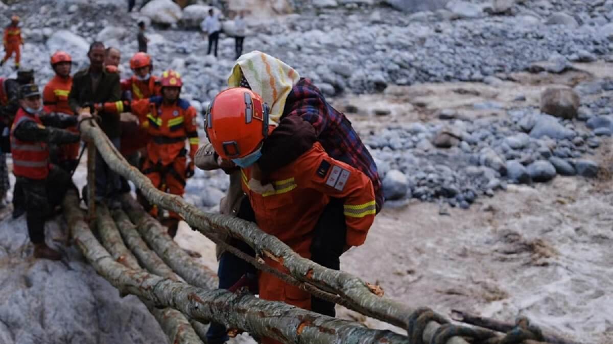 Мощное землетрясение в Китае унесло жизни 46 человек