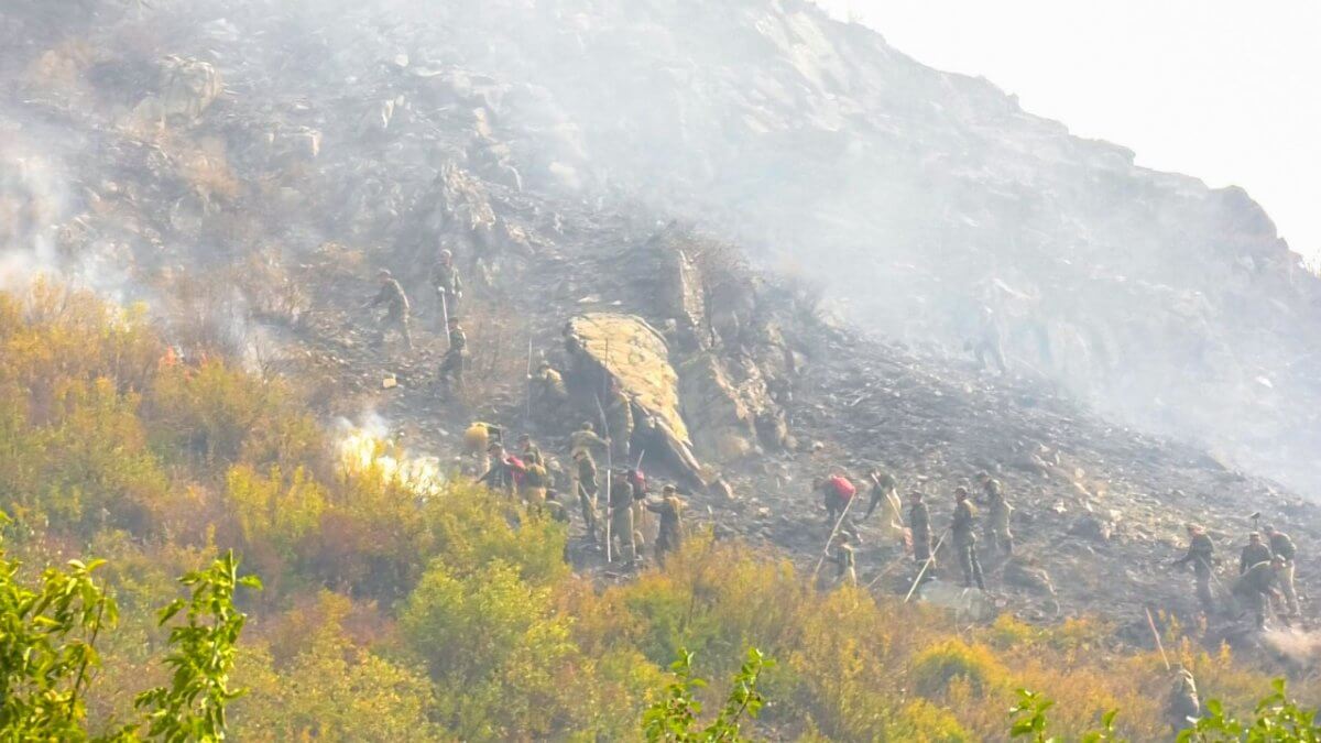 Вторые сутки тушат пожары в горной местности ВКО