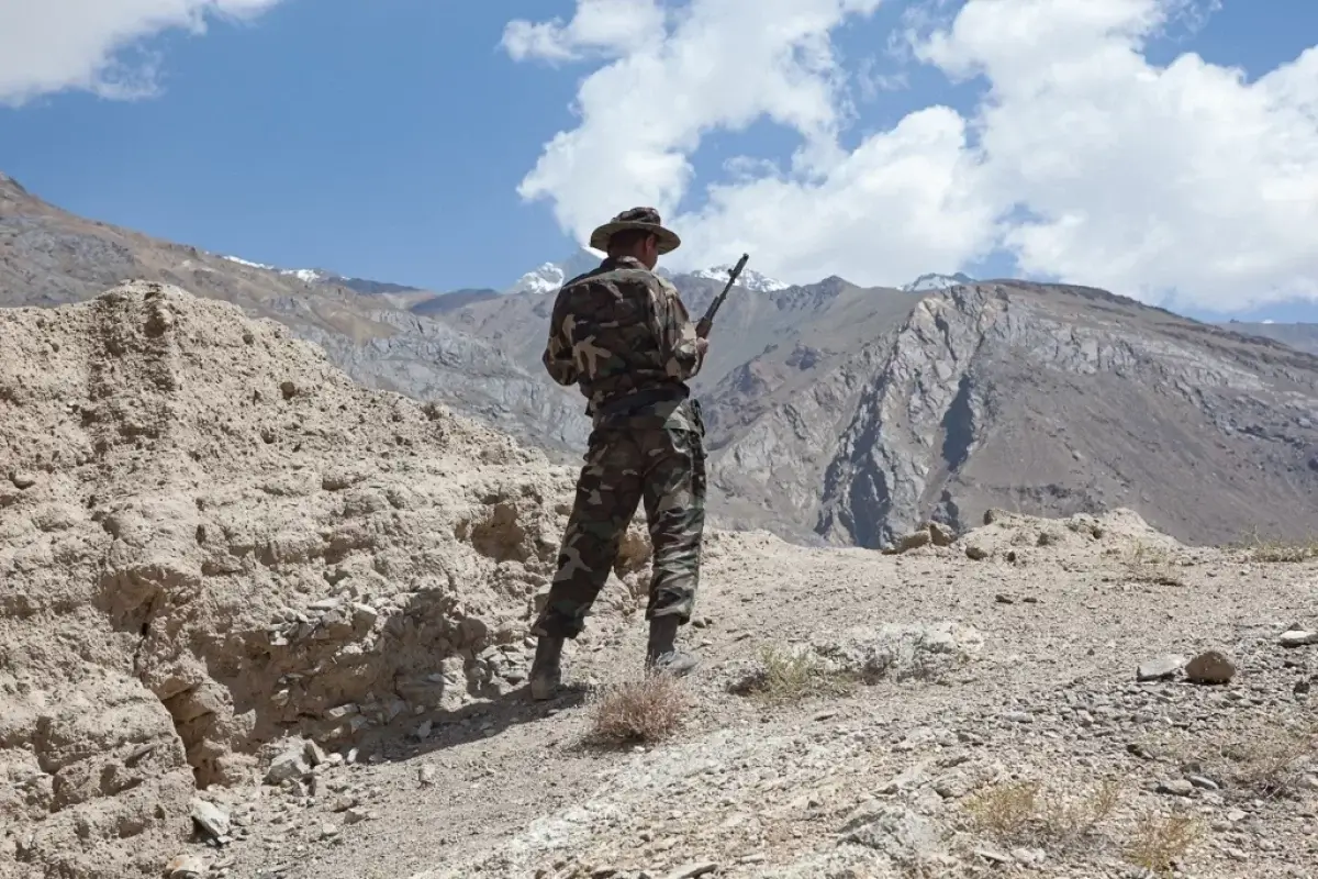 Противостоять угрозе. Панджшер Афганистан. Провинция Бадахшан Афганистан. Граница Таджикистана и Афганистана. Таджико-Афганская граница 1998.