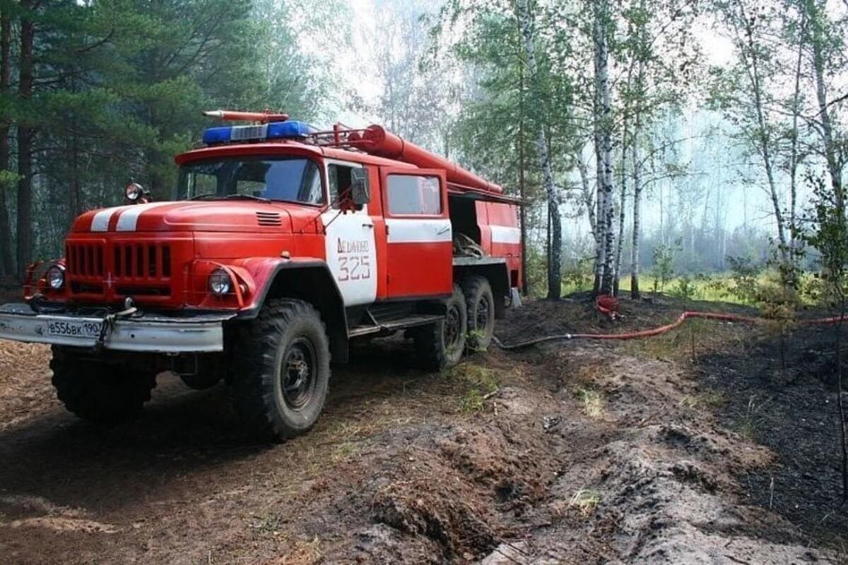 В Павлодарской области пожарная машина опрокинулась в лесу, один человек погиб