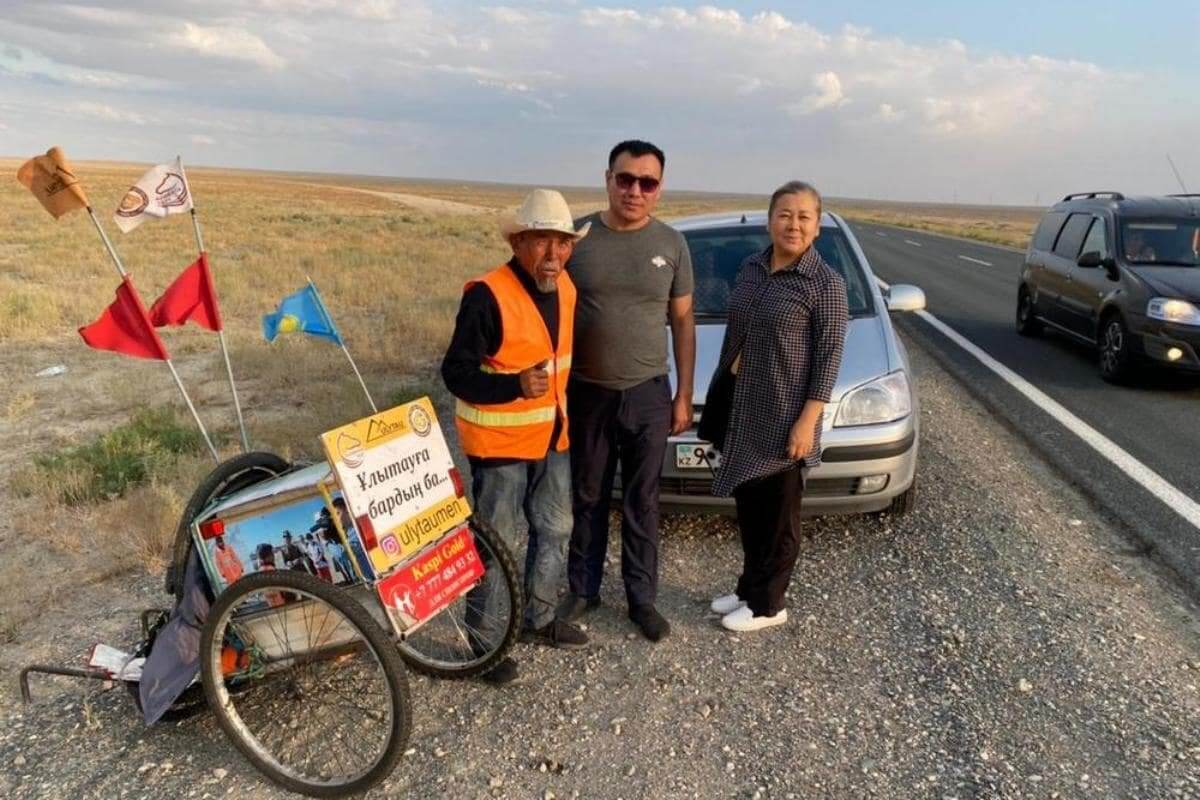 Карагандинский пенсионер-путешественник дошел пешком до Бейнеу