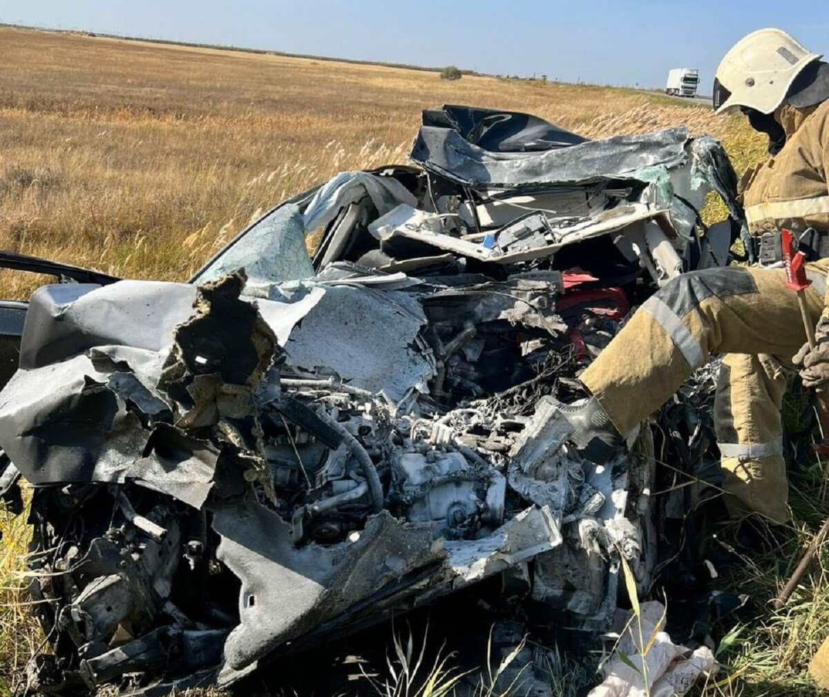 Авто влетело в фуру в Костанайской области, есть жертвы