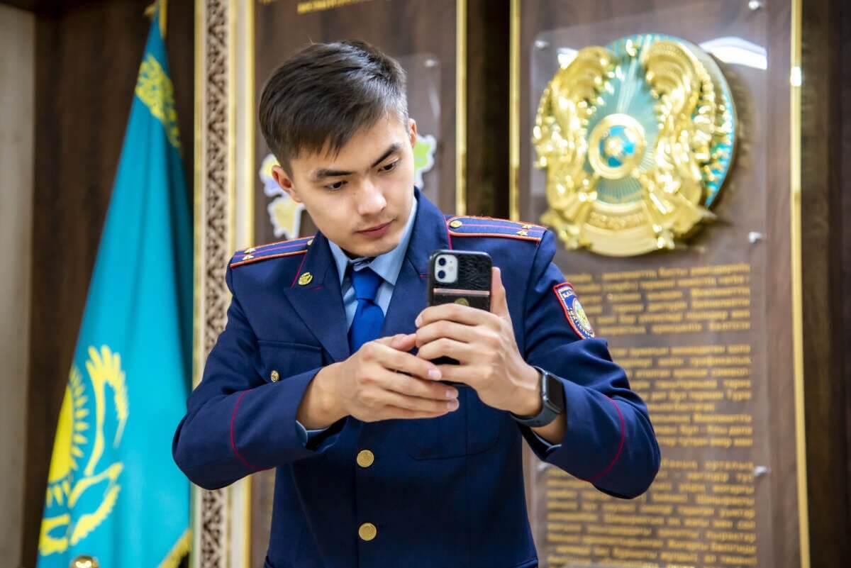 Казахстанец стал популярен в TikTok благодаря роликам о полицейских