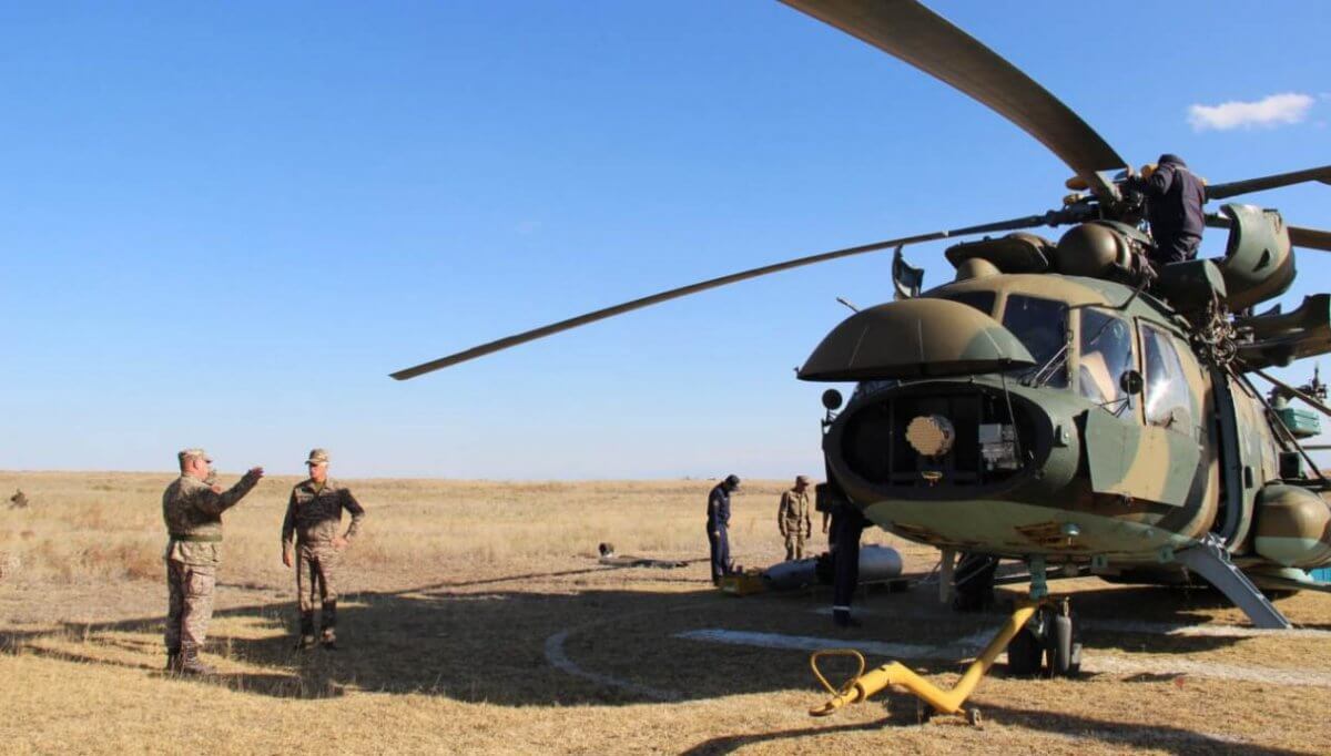 Практика в поле: военных в Казахстане подняли по тревоге для починки вертолета