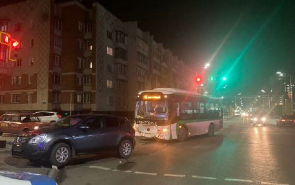 Пассажирский автобус и автомобиль столкнулись в Петропавловске