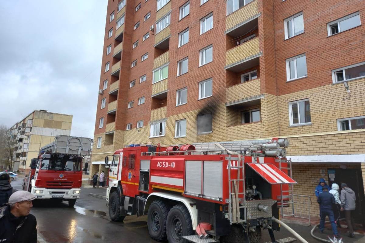 Двоих детей спас при пожаре в многоэтажке житель Экибастуза