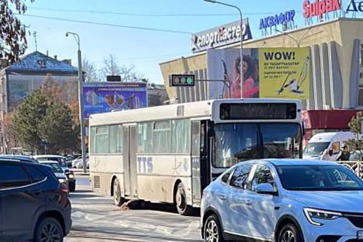 В Костанае под колесами автобуса погибла 18-летняя девушка (ВИДЕО)