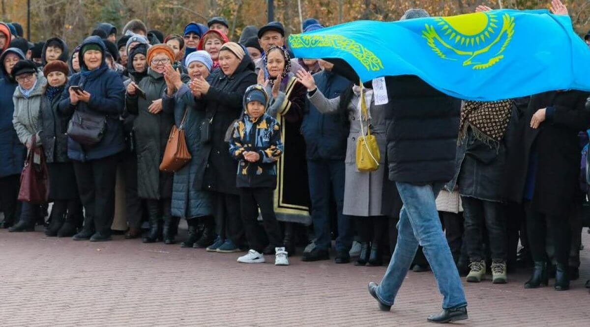 Гимн Казахстана одновременно исполнили более 15 тыс человек