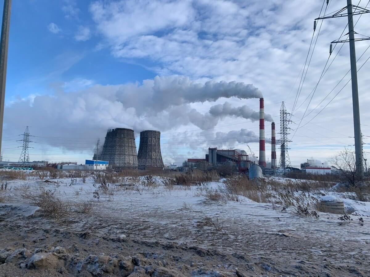 Сильный снег повалил деревья в Уральске (ФОТО)