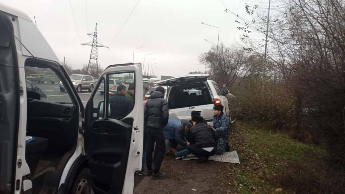 Неуправляемое авто врезалось в столб в Алматы