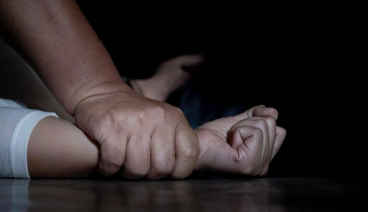 Мужчина насиловал несовершеннолетнюю дочь и снимал с ней порно
