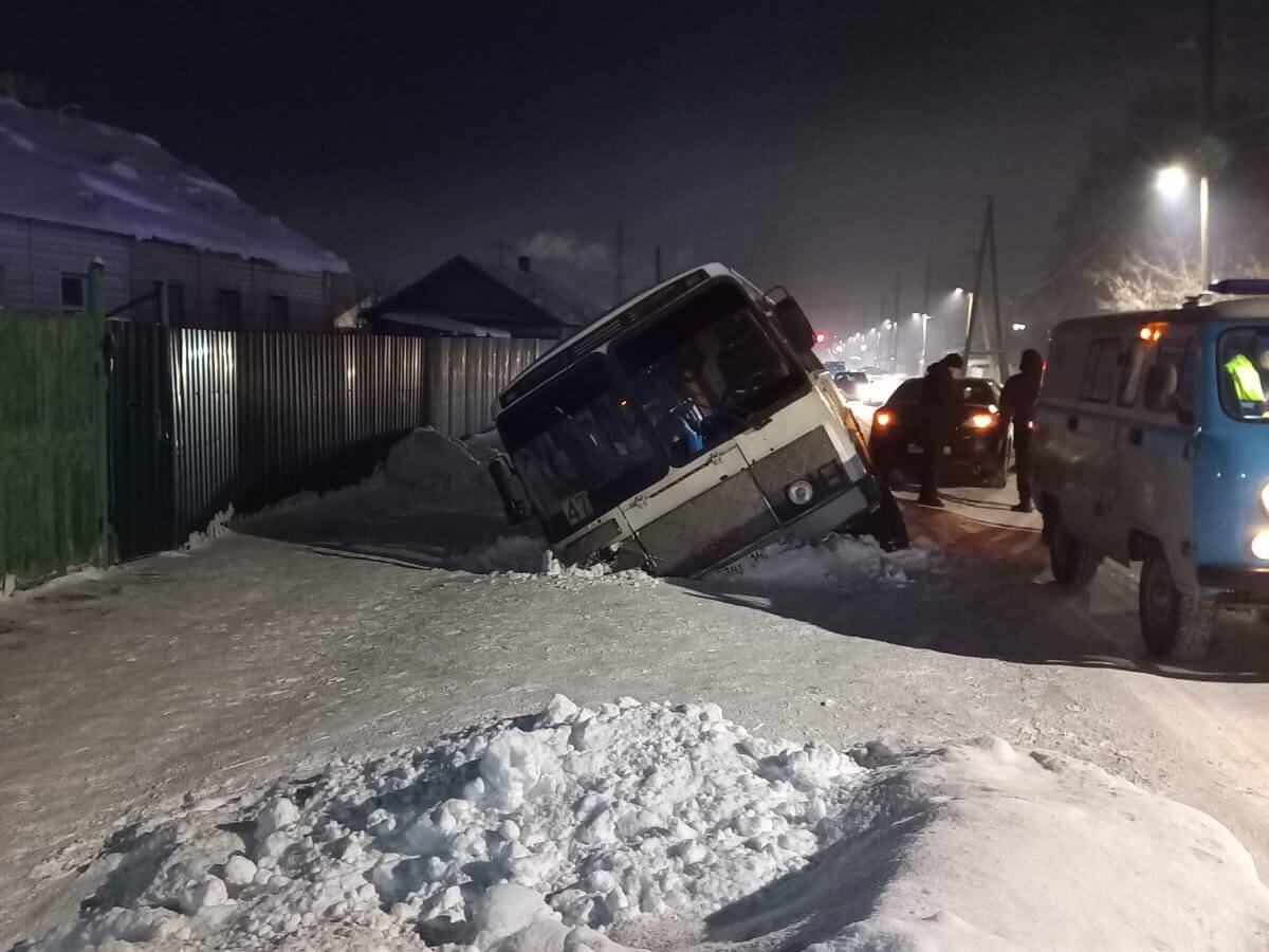 Водитель иномарки столкнул автобус в арык в Усть-Каменогорске