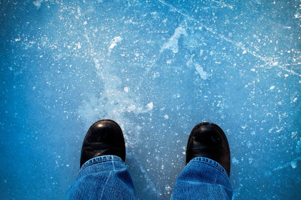 Шагающий лед. Лед под ногами. Ноги на льду. Под ногами. Лед трескается под ногами.