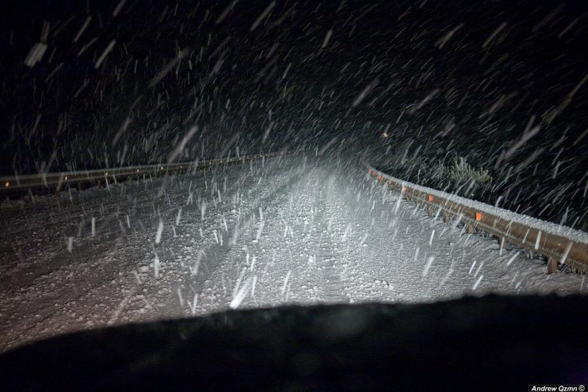 Снежок на дорогу падает. Снегопад на трассе ночью. Снег в лобовое стекло ночью. Лобовое стекло со Снегопадом. Метель на трассе ночью.
