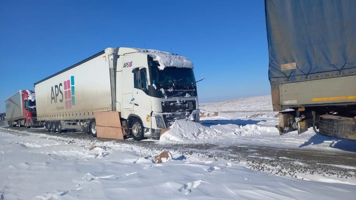 В ВКО спасатели эвакуировали 16 замерзающих водителей большегрузов (ВИДЕО)