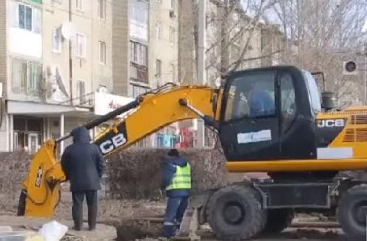 Нечистотами затопило многоэтажные дома в Уральске