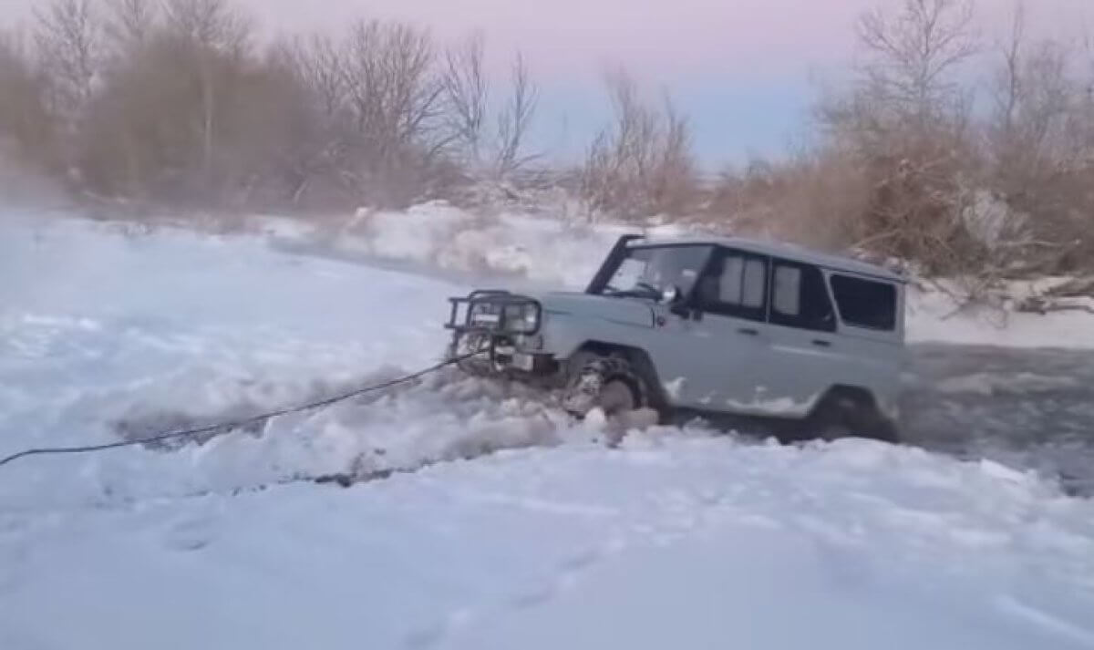 Людей в машине без топлива вызволили из заноса спасатели ВКО (ВИДЕО)