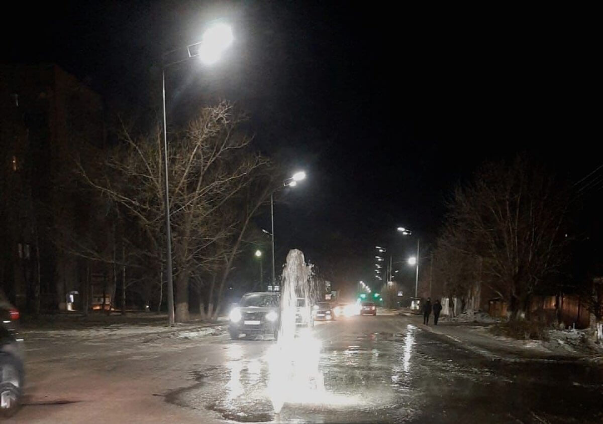 В Петропавловске прорвало водопровод, город остался без воды (ВИДЕО)