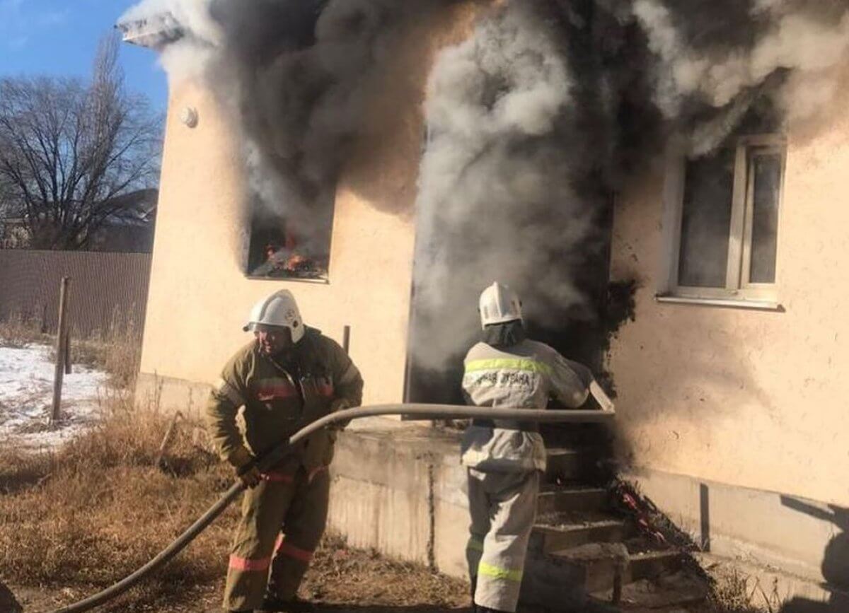 Два человека попали в реанимацию в Кызылорде после взрыва газа (ВИДЕО)