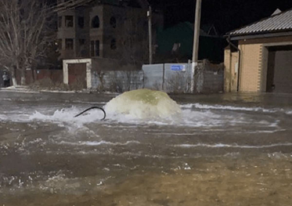 Крупная авария в Петропавловске: 9 домов остаются без воды (ВИДЕО)