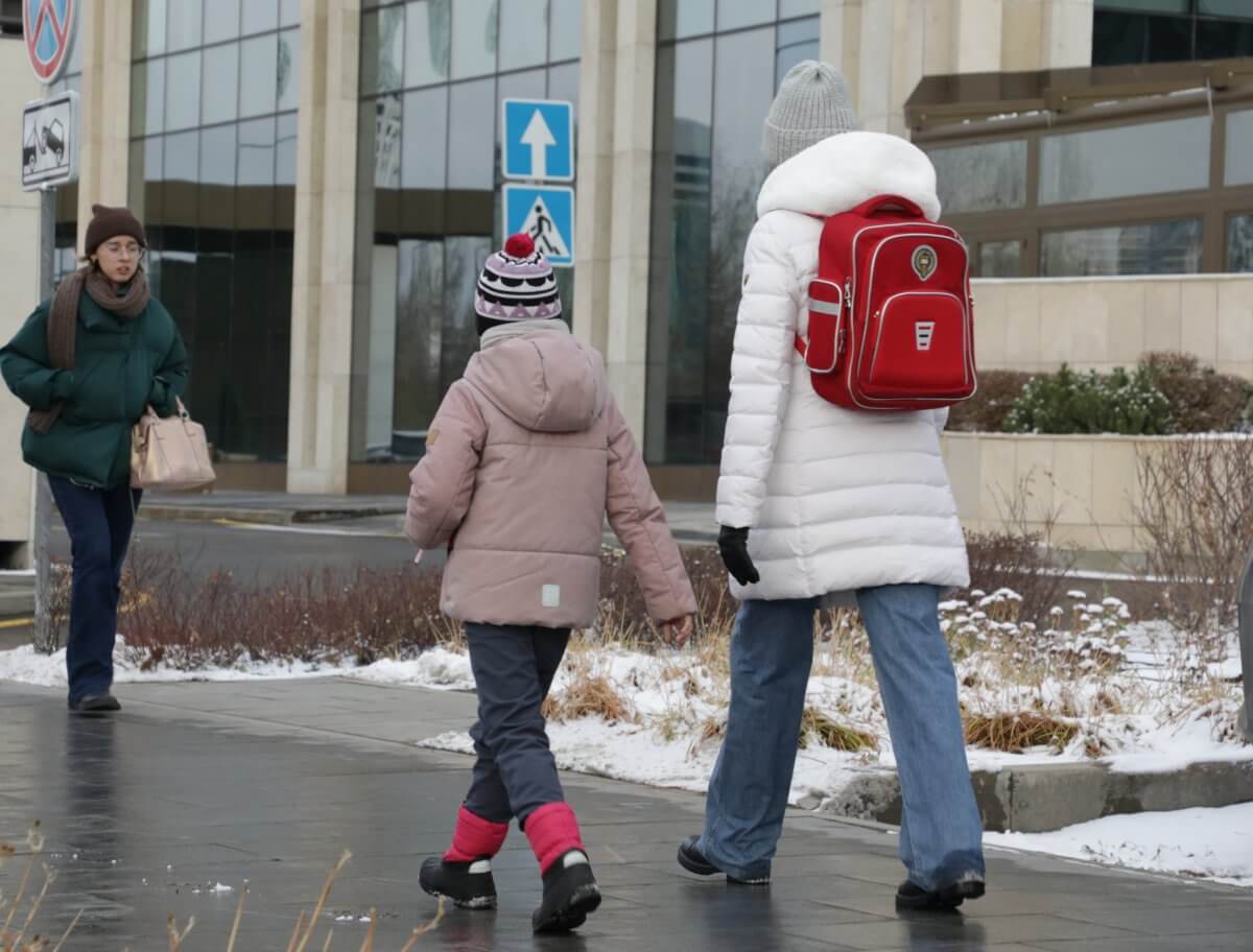 Уроки не отменяли: школьница в Абае обморозила лицо