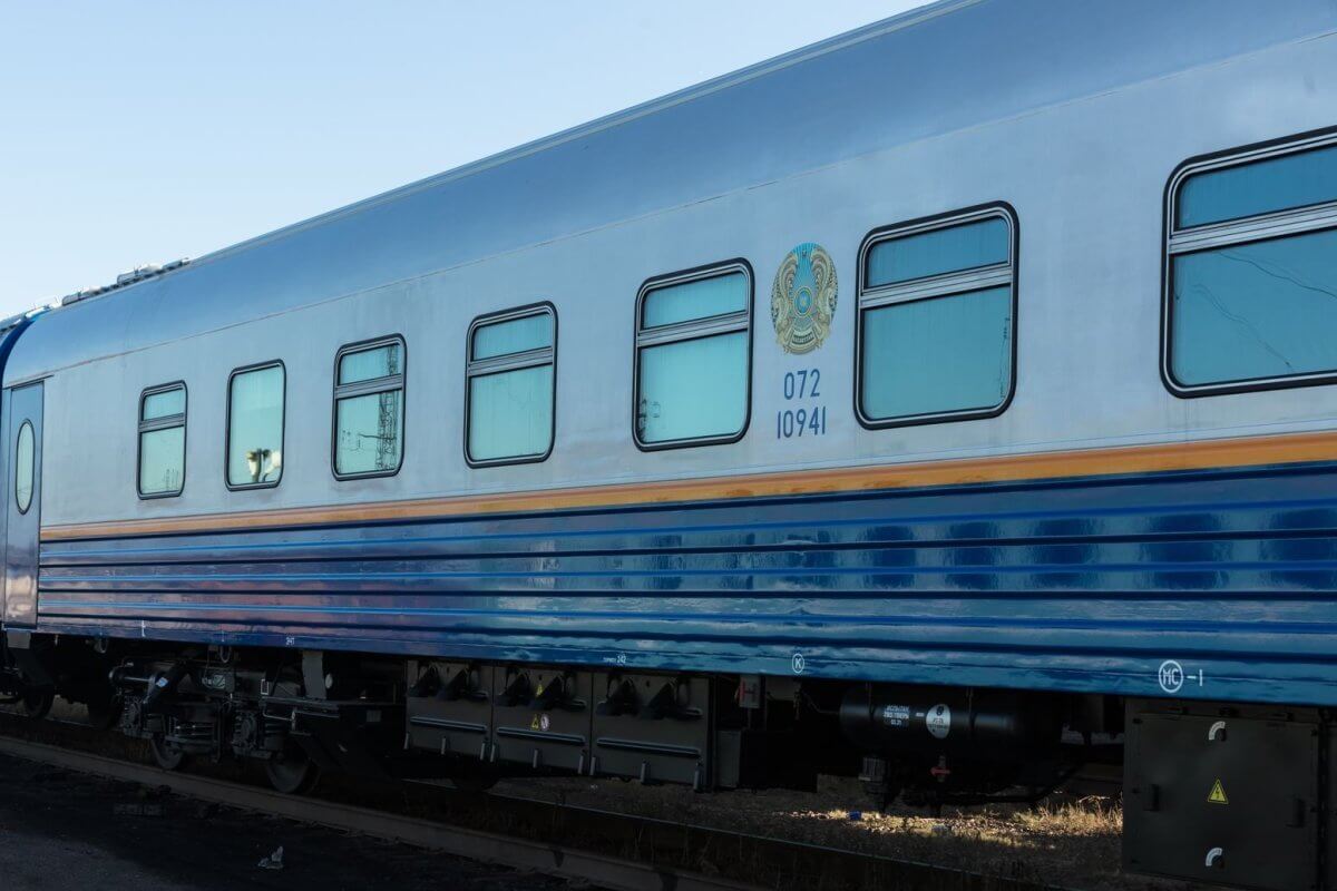 Ростов петропавловск поезд. Поезда Казахстана. Медицинский поезд Казахстан. Вагон поезда 2022. Брошенные поезда в Казахстане.